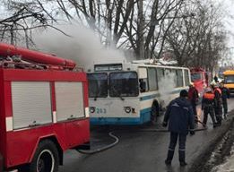 У Сумах кілька пожежних машин гасили тролейбус (відео)