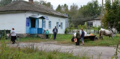 Люди “воюють” за місце на пасовищі