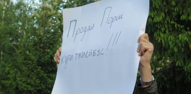 На вчорашньому мітингу сумчанину погрожували через плакат про “Порше”