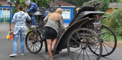 Учитель-трудовик смастерил карету Шевченко весом в тонну