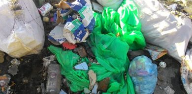 Дом в Сумах – полон мусора и бомжей