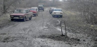 Жителі перекрили дорогу лісовозам