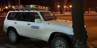 У Сумах автомобіль ОБСЄ порушує правила парковки