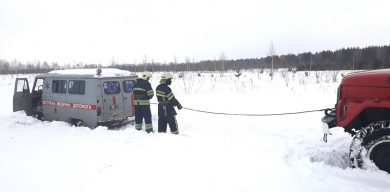 У сніговому заметі застрягла “швидка”, яка везла маленького хлопчика і його матір