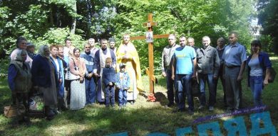 Приватні котеджі замість святин: Кому заважає хрест у парку