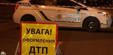 У Сумах жінка за кермом врізалася в дерево