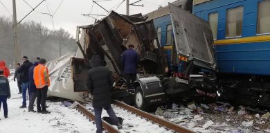 Потяг, який врізався у вантажівку, запізнюється в Суми на три години (фото)