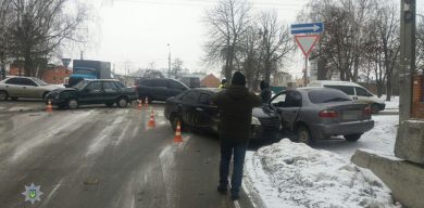 У Сумах на перехресті сталася потрійна ДТП