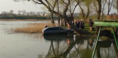 Фотофакт: водій загнав автівку в озеро