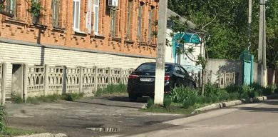 Лікар зламав ребра перехожому за прохання прибрати автівку з тротуару (фото)