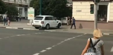 Паркуюсь як хочу: У мережу виклали відео “нахабного” джипу на київських номерах (відео)