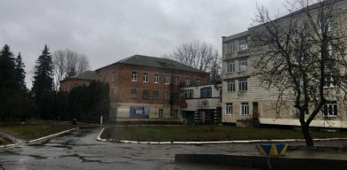 У Кролевці 15-річну дівчину врятували з даху пологового будинку