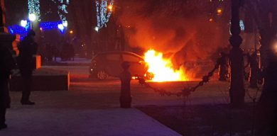 У центрі Сум біля пам’ятника Харитоненку спалахнув автомобіль