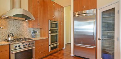 Как выбрать встраиваемый холодильник для обычной квартиры
