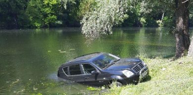 У Путивлі автівка з берега скотилася у Сейм