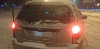 У Сумах п’яний водій з’їхав із дороги в кучугуру снігу