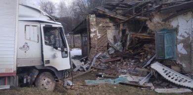 У Конотопі сталася смертельна ДТП: вантажівка врізалась у нежилий будинок