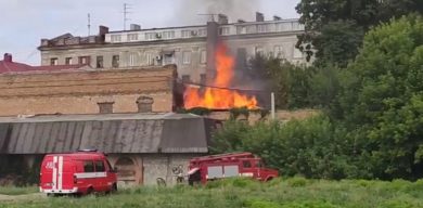 У центрі Сум горить будівля (відео)