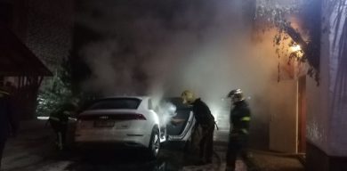 У Сумах біля ресторану загорілося авто (фото)