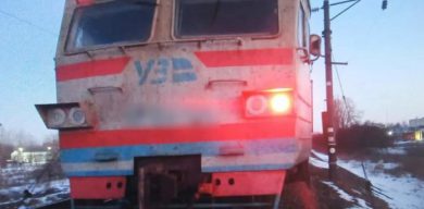 На Сумщині потяг збив подружжя пенсіонерів: чоловік помер