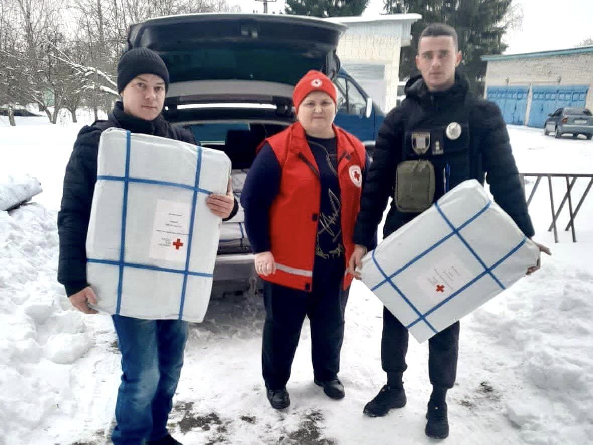 Волонтери Червоного Хреста доставили гуманітарну допомогу мешканцям сіл які знаходяться за