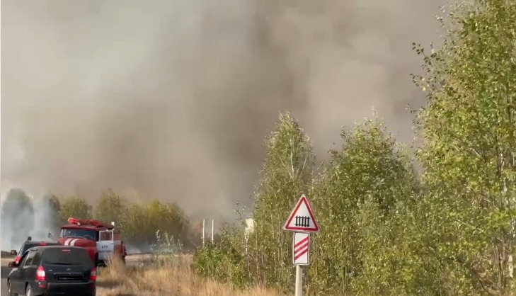 На Конотопщині другу добу гасять пожежу у лісі