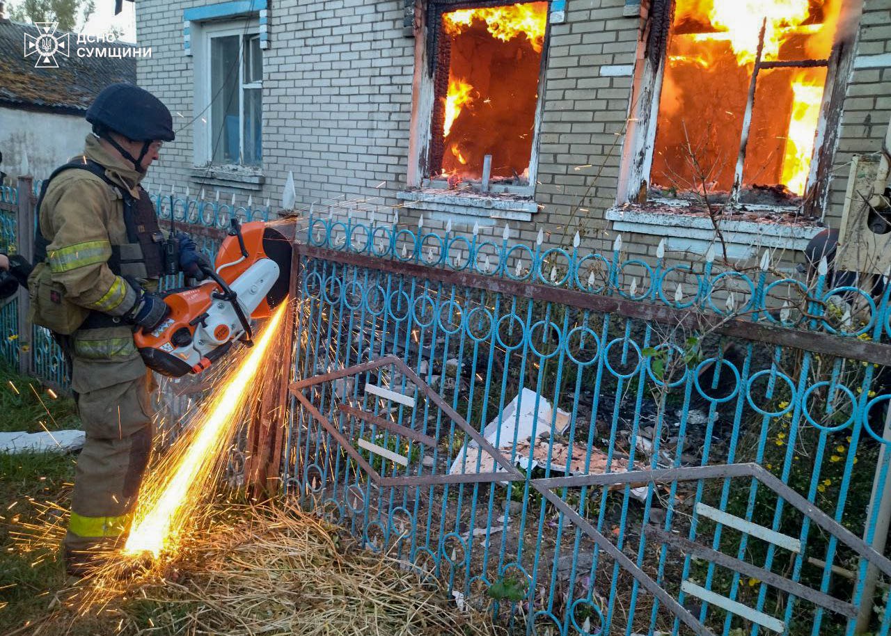 У Шосткинському районі рятувальники після обстрілів приборкували пожежі у житловому секторі