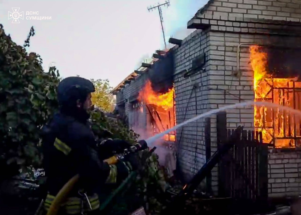 У Шосткинському районі рятувальники після обстрілів приборкували пожежі у житловому секторі