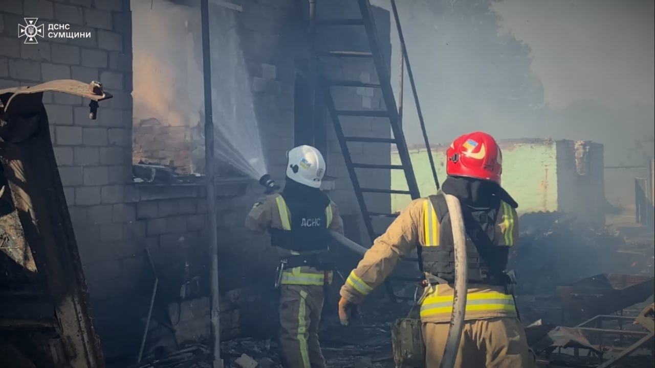 Рятувальники приборкали масштабну пожежу на Конотопщині після ворожих авіаударів