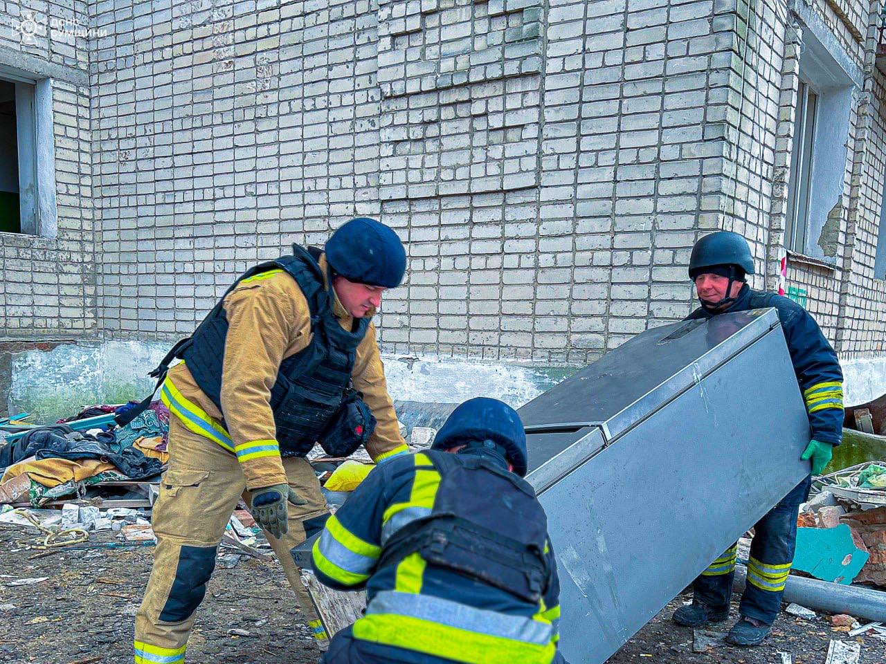 Рятувальники допомагають глухівчанам оговтатись від ворожого удару