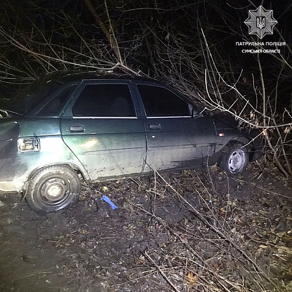 Під Сумами п’яний водій врізався у ВАЗ, який стояв на узбіччі, і залишив місце ДТП