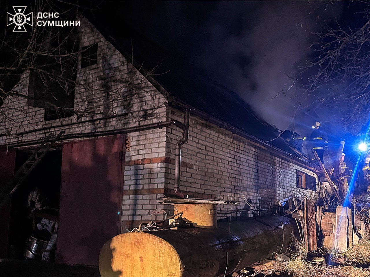 На Лебединщині горіли лазня  та гараж під одним дахом