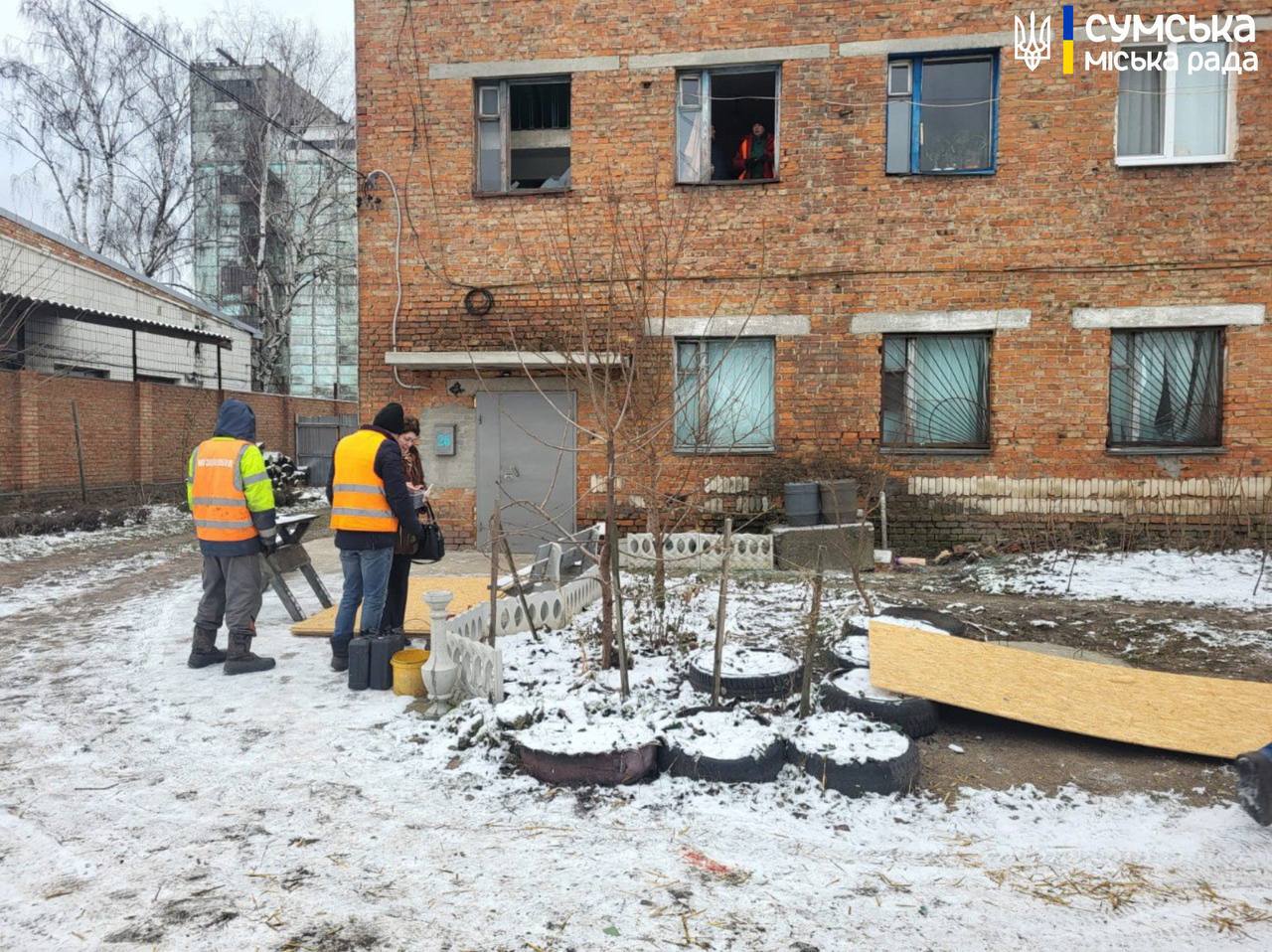 У Сумах триває ліквідація наслідків влучання авіабомби