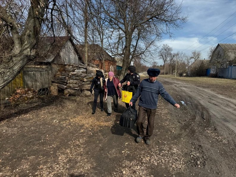 “Хоч в руїни, все одно повернуся”: евакуація жителів з прикордонного Миропілля