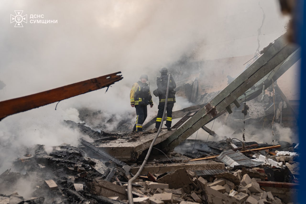 Рятувальники ліквідували масштабну пожежу після удару по Краснопіллю