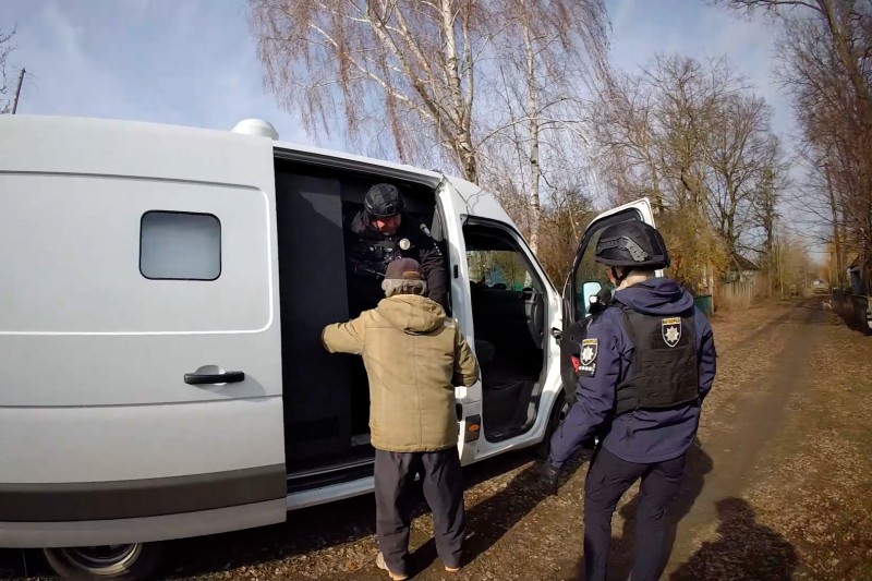 “Бомблять без зупину”: з Миропілля поліцейські вивезли ще двох літніх людей