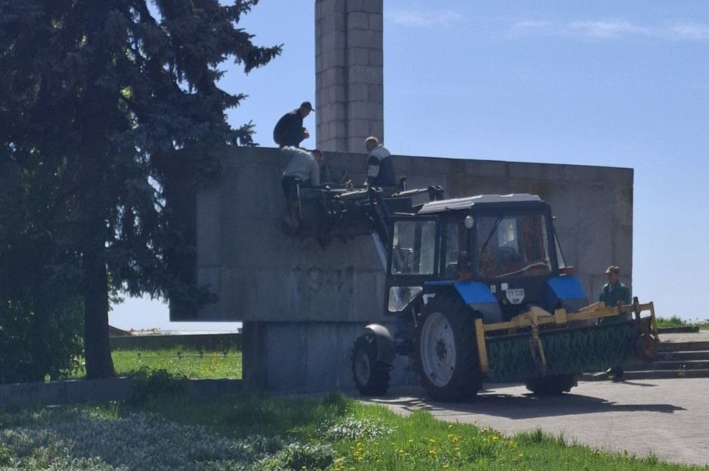 У Сумах знімають радянську символіку на Меморіалі Вічної Слави | Сумські  Дебати