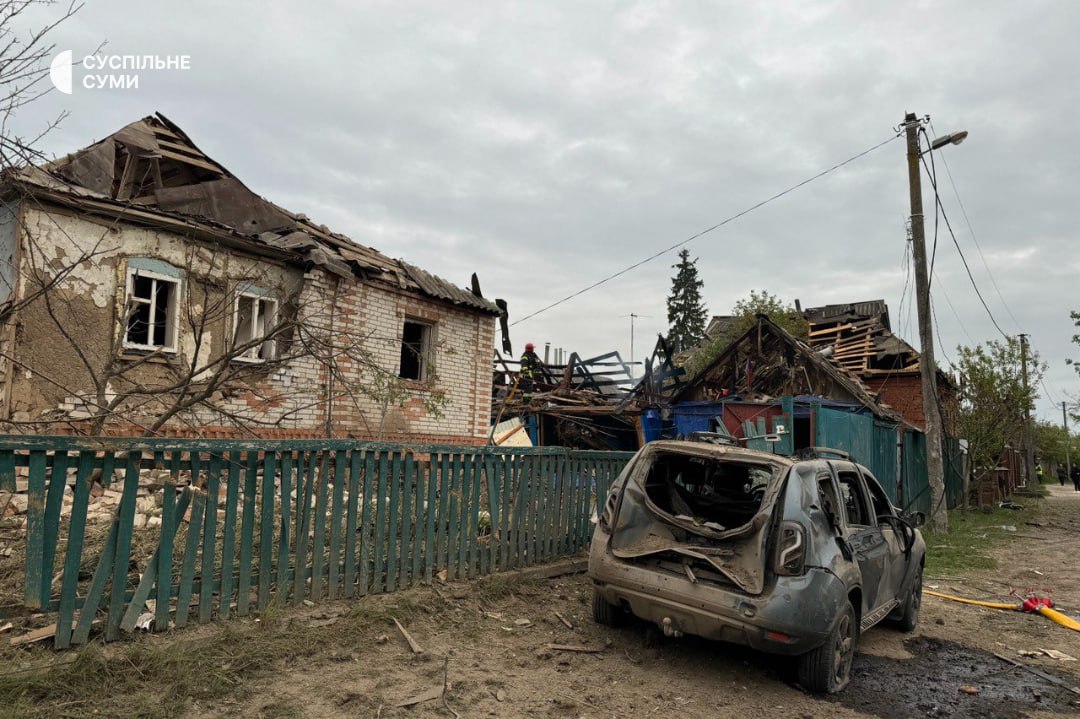 Зруйнований магазин та пошкоджені будинки внаслідок ворожої атаки по Сумській громаді