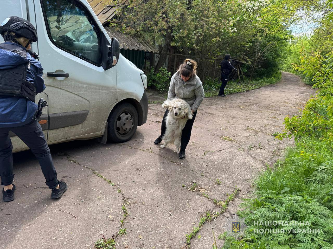 «Білі янголи» Сумщини здійснили евакуацію мешканки прикордоння з 12 собаками