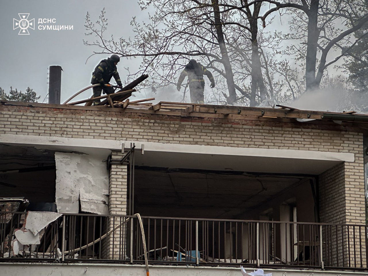 Рятувальники ліквідовували наслідки атаки ворожих безпілотників на Конотопщині