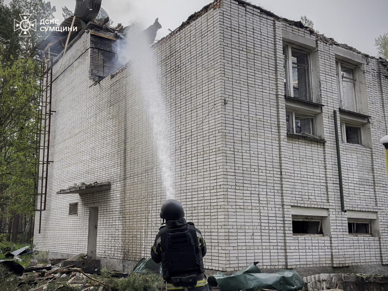 Рятувальники ліквідовували наслідки атаки ворожих безпілотників на Конотопщині