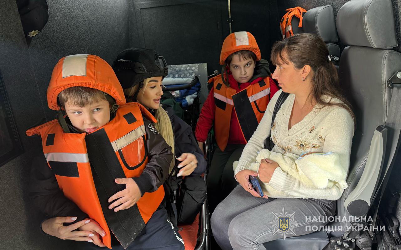 “Білі янголи” евакуювали маму з трьома дітьми, найменшому сину – лише 6 днів