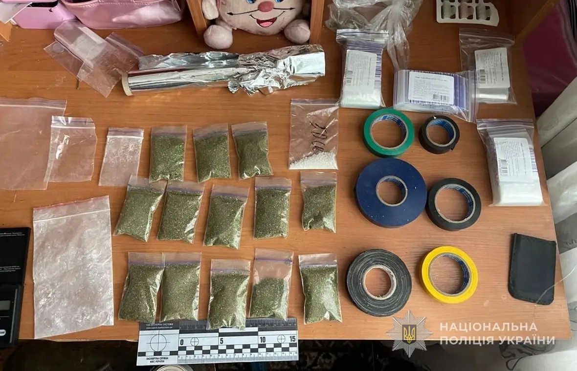 На Конотопщині судитимуть неповнолітніх за збут наркотиків, які їм постачав 21-річний хлопець