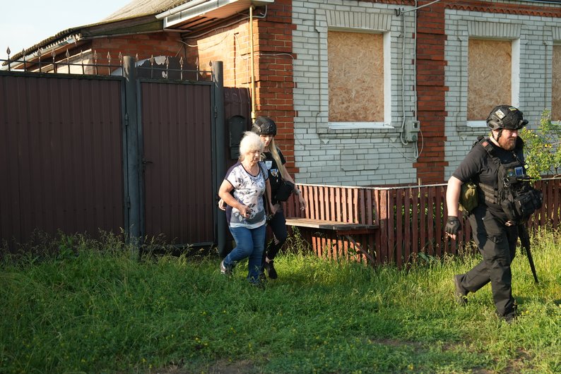 “Ситуація все гірше й гірше”. “Білі янголи” евакуювали з Писарівки жінку з двома вівчарками