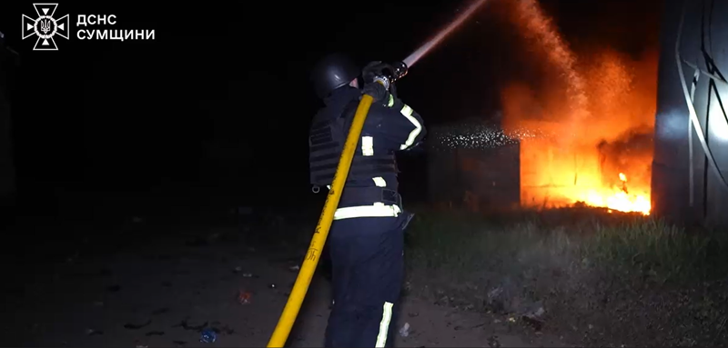 Рятувальники показали, як гасили пожежу в Лебединській громаді після атаки шахедів