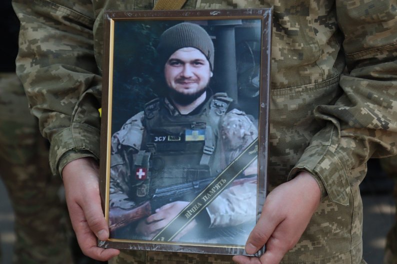 В Охтирці попрощались з військовослужбовцем Олександром Заворою