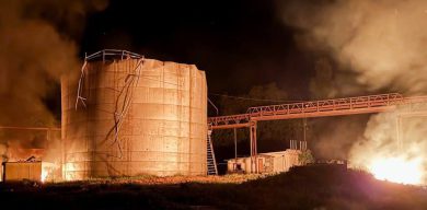 Ворог уночі масовано атакував безпілотниками Лебединську громаду