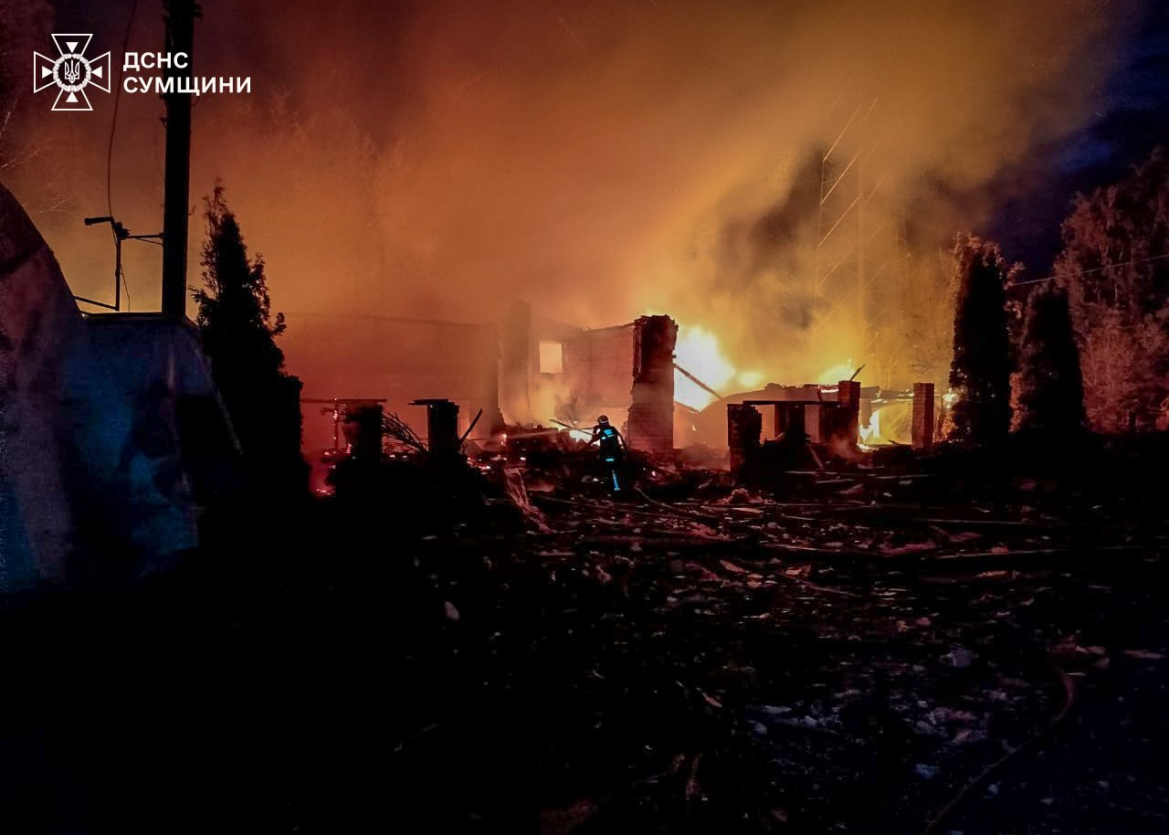 Кролевецьку громаду вночі атакували безпілотники: виникла велика пожежа