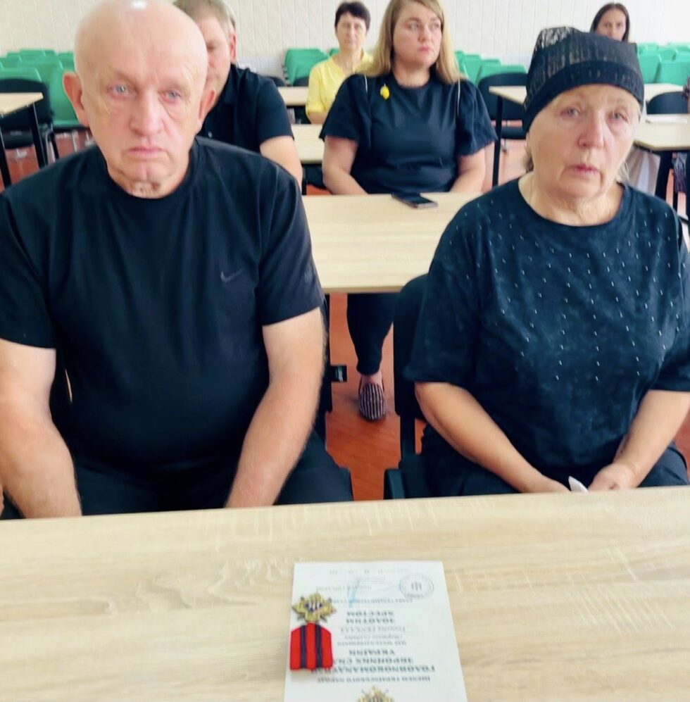 Батькам загиблого захисника з Кролевеччини передали Почесний нагрудний знак «Золотий хрест»