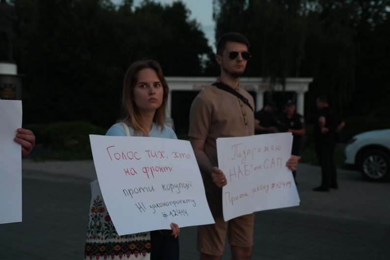У Сумах організували акцію протесту проти прийняття змін у законі щодо НАБУ та САП